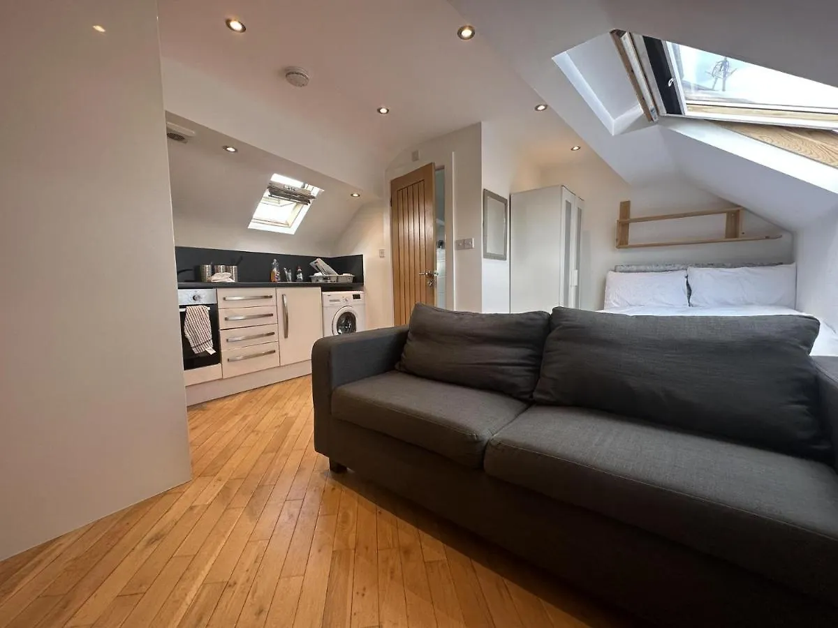 Stunning 1-Bed Studio In Pudsey Apartment 0*,